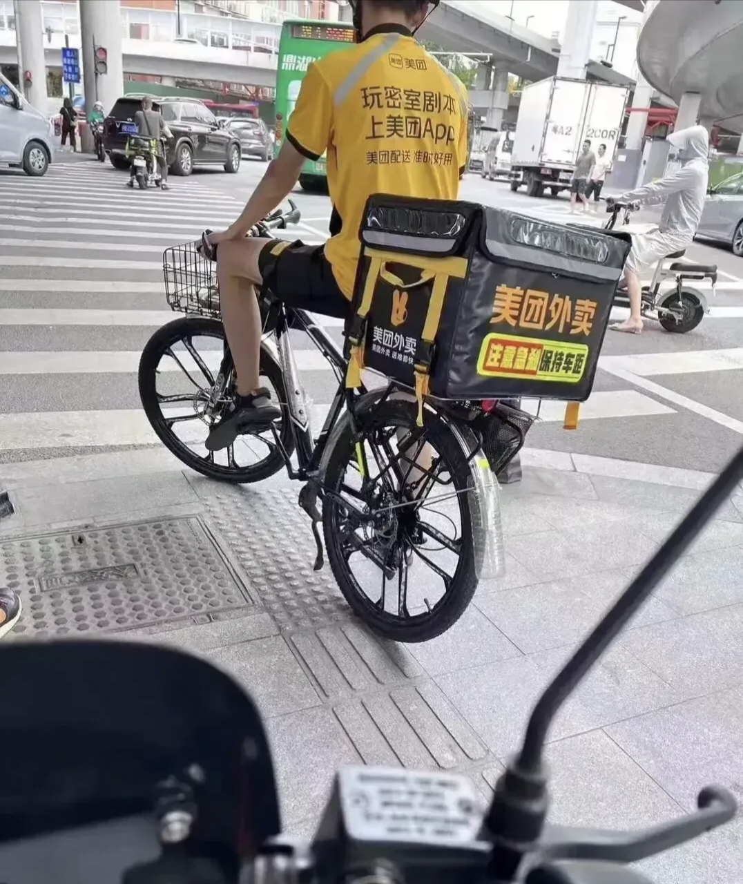 67据外卖小哥说,他准备出门跑外卖的时候,发现自己的电动车已经不