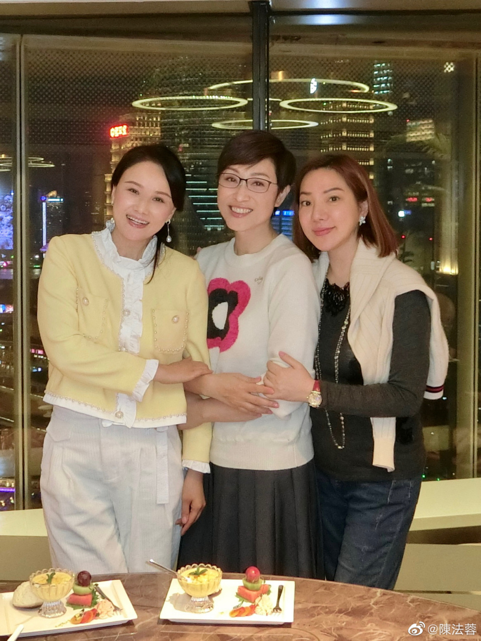 陈法蓉晒出与朋友的聚会美食