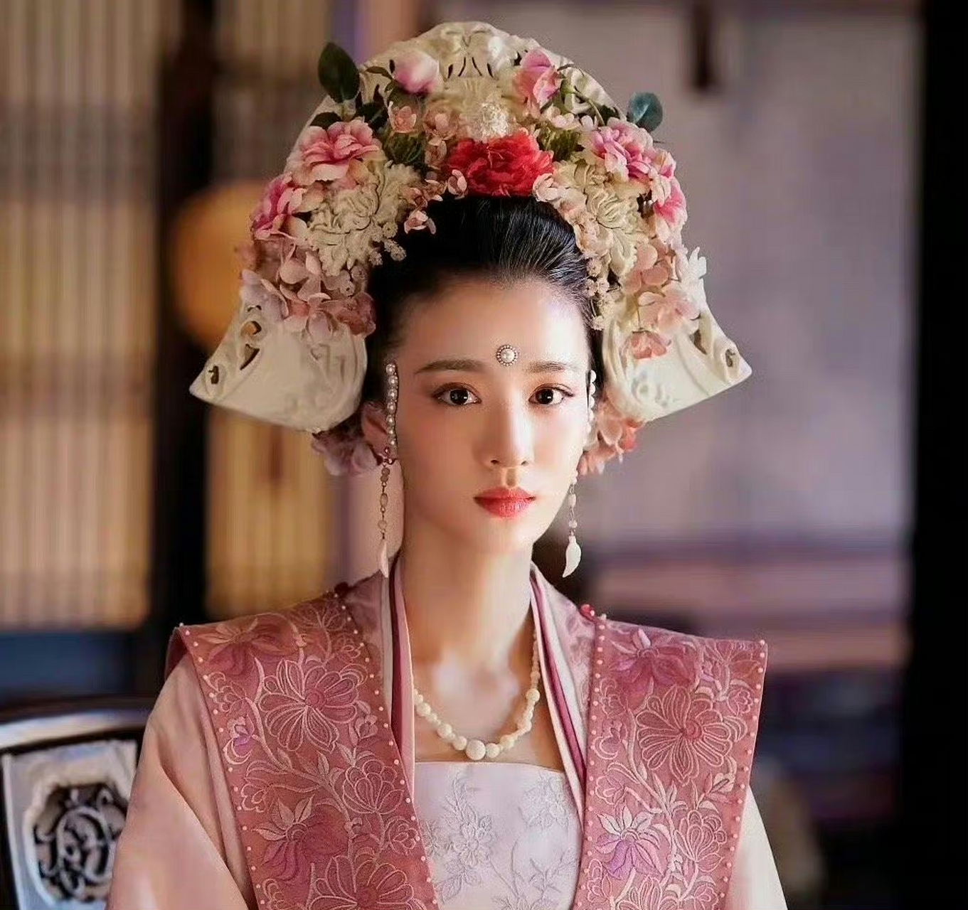 古装剧的华丽大发冠又流行回来了,张婧仪,田曦薇,王楚然,杨超越,包上