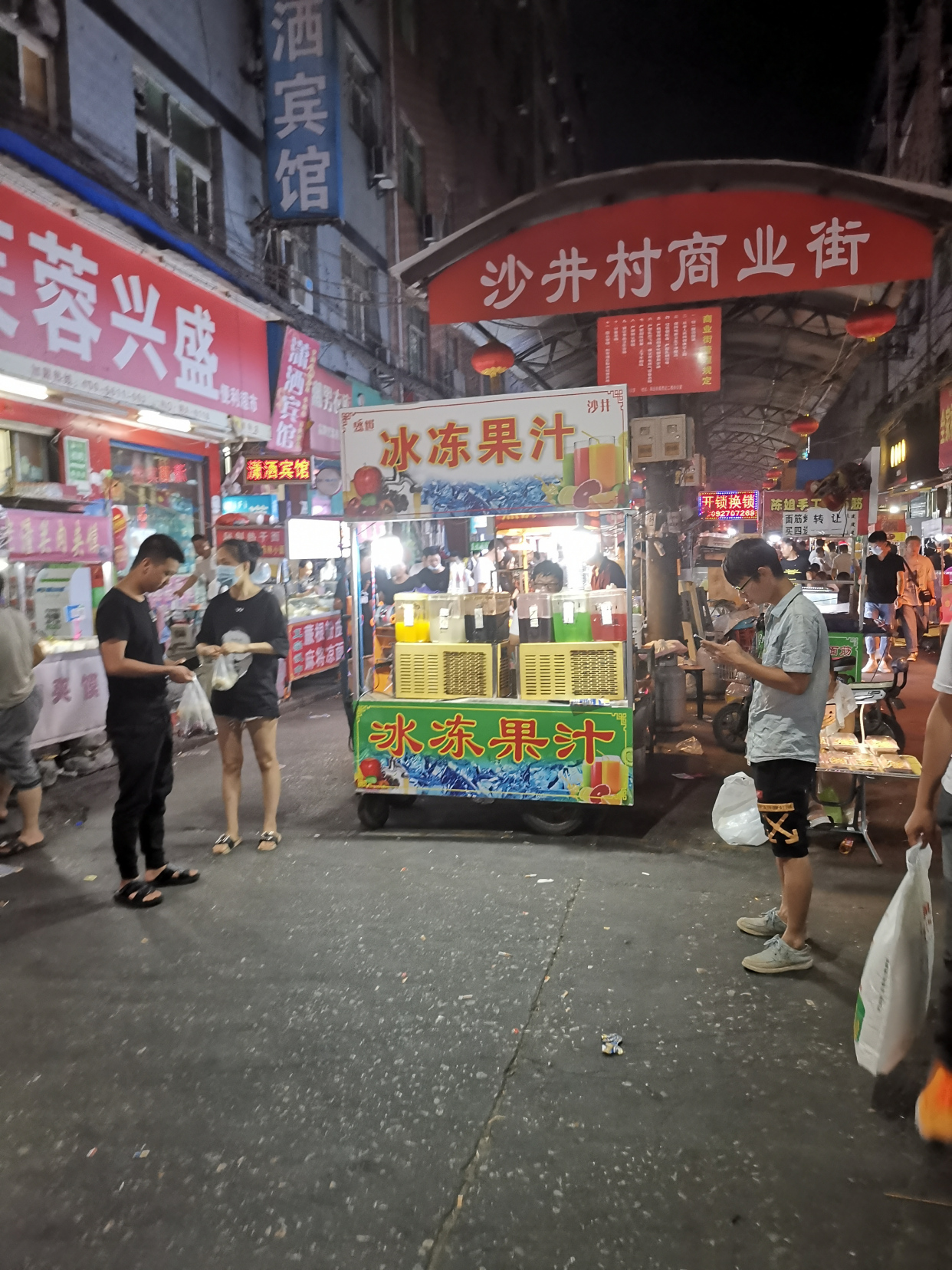 夜色中的西安沙井村,是摆摊者和美食爱好者的天堂