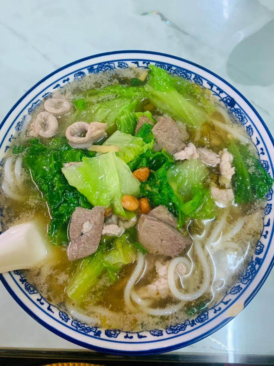 小区下面新开了一间桂林米粉店,早上就下去吃早餐,点了一碗三鲜米粉.