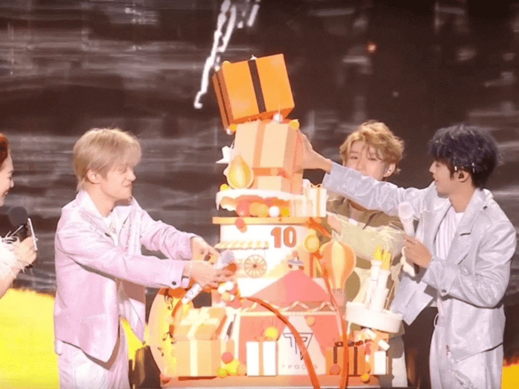 tfboys十年之约演唱会,没想到十周年的蛋糕塌了,随后王俊凯和王源看着