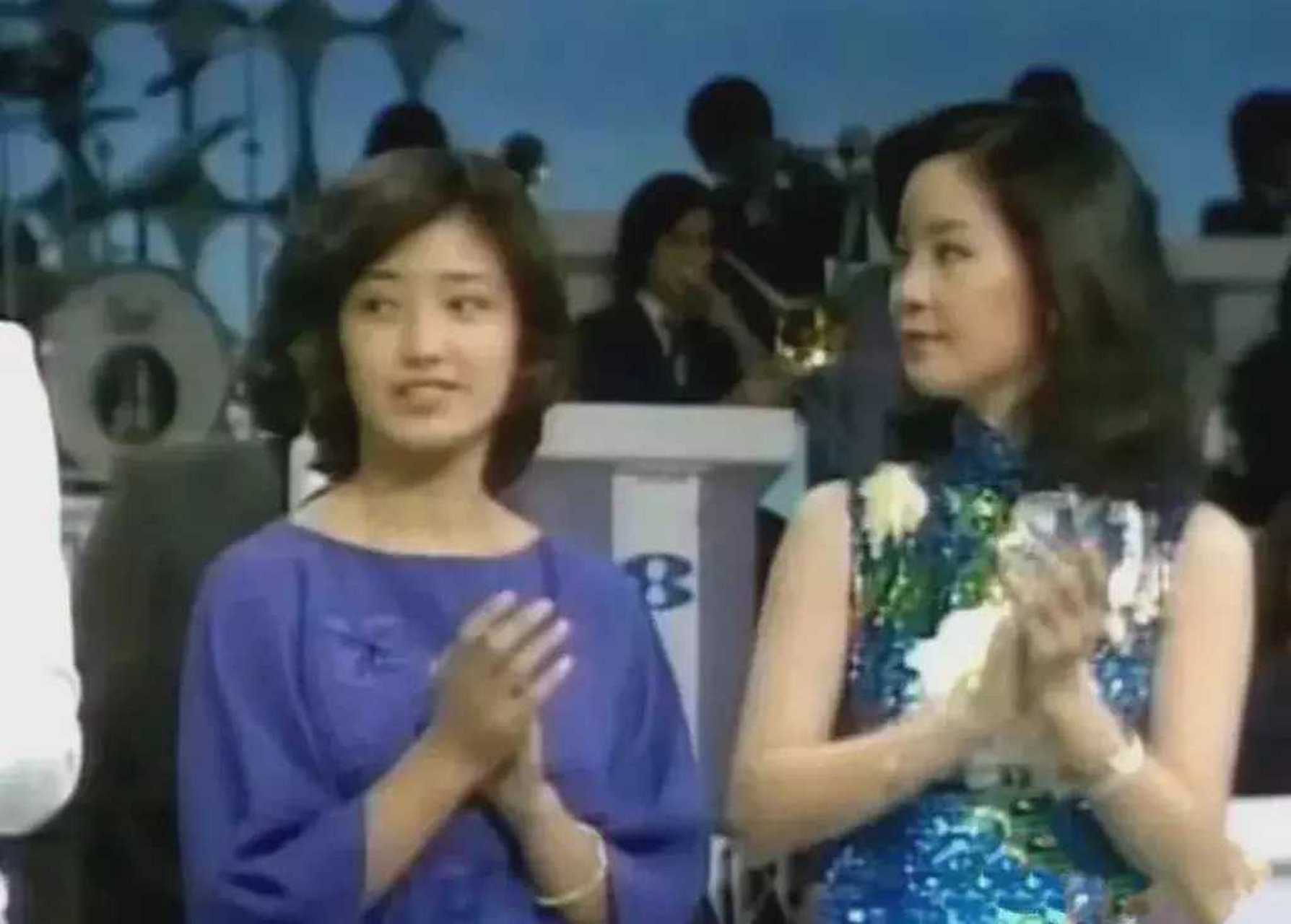 80年代,邓丽君和山口百惠的合影,邓丽君一身修身旗袍端庄大气  #娱乐