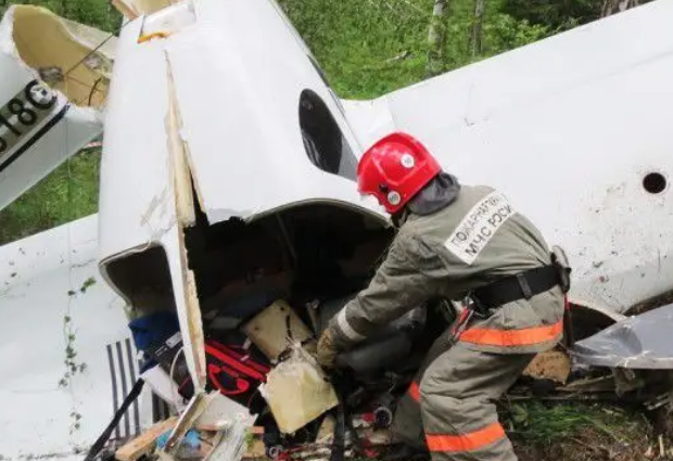 桂林11.24空难,飞机撞山坠毁粉碎性解体,最大残骸仅为一个轮毂