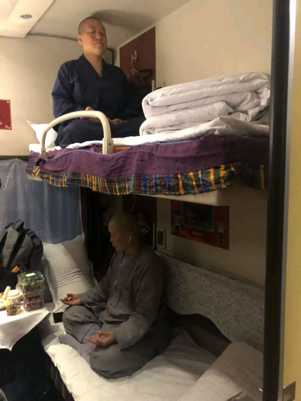 这才是真和尚!一网友在去拉萨的火车上拍到的