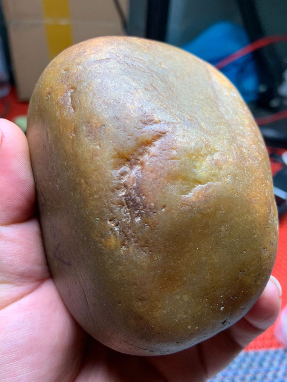 12公斤,老油皮大马坎水石冰黄翡,料子完整,油性特别好,重量压手下沉