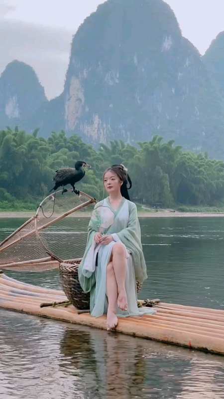 哇塞,太漂亮,汉服美女拍照打卡桂林山水甲天下,好美啊!-度小视