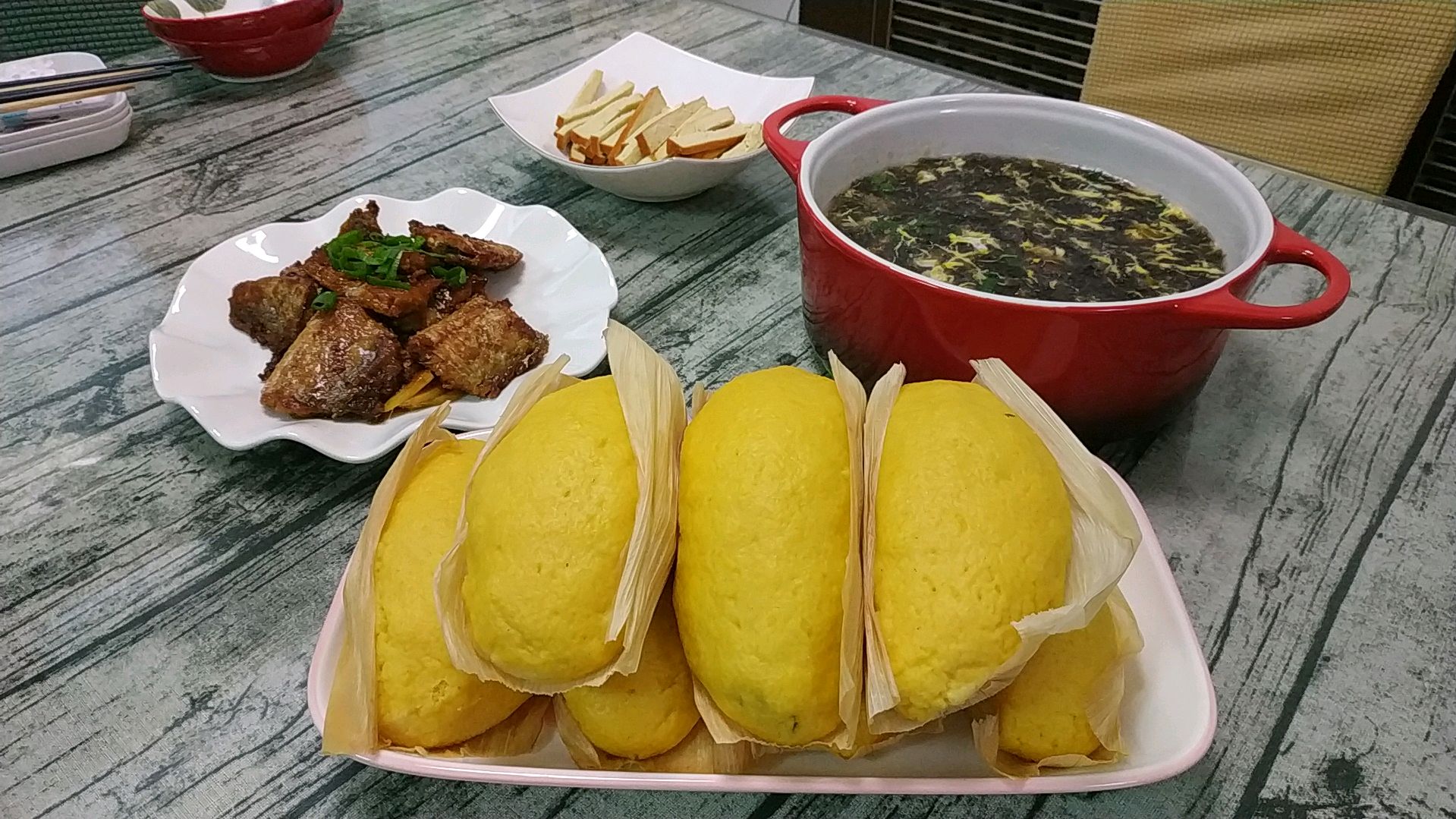 晒晒我家晚餐!用玉米面做菜团子,年轻一辈人很少做,进来看看!