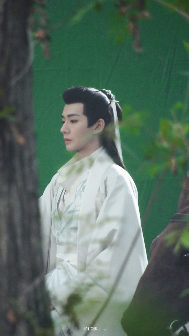 茶朔洵白衣路透,一身月牙白锦袍,身形清瘦,剑眉星目,儒雅贵公子来啦!