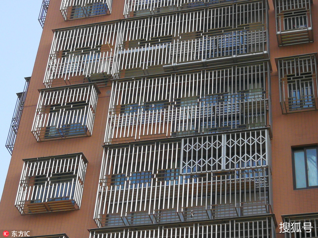 为什么在我们这里的小区里,各家各户都安装防盗窗防盗网?