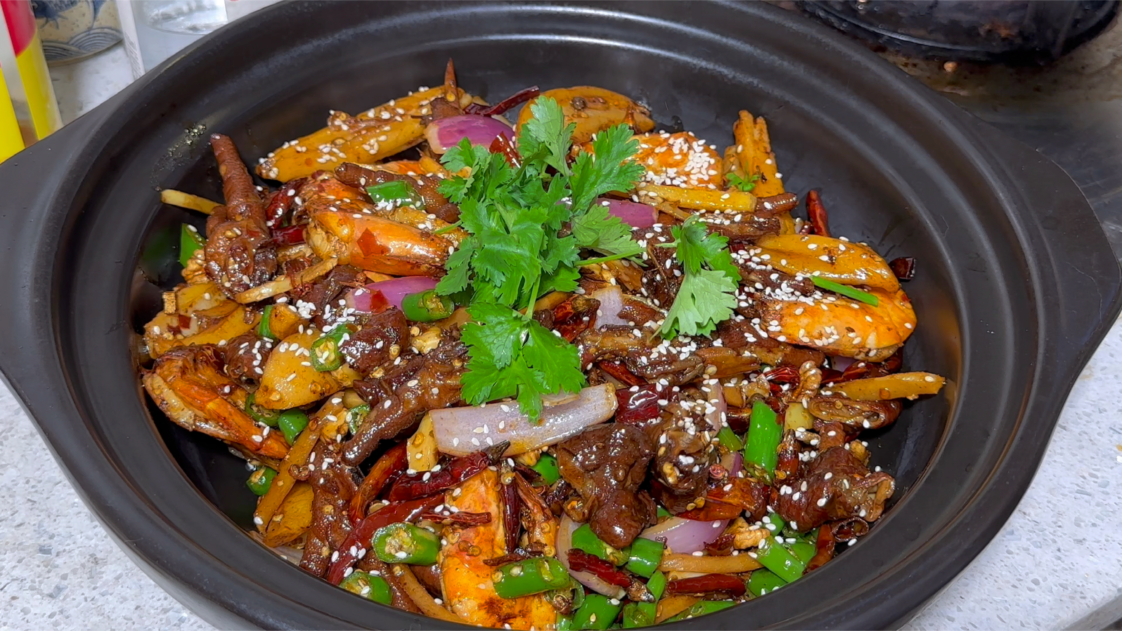 肥肠、虾、鸡脚,自制香辣干锅,周末美食等你来!