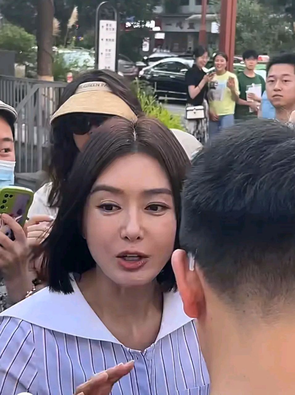 怼脸拍秦岚生图,苹果肌怪异,表情僵硬,医美痕迹明显  近日频频爆出