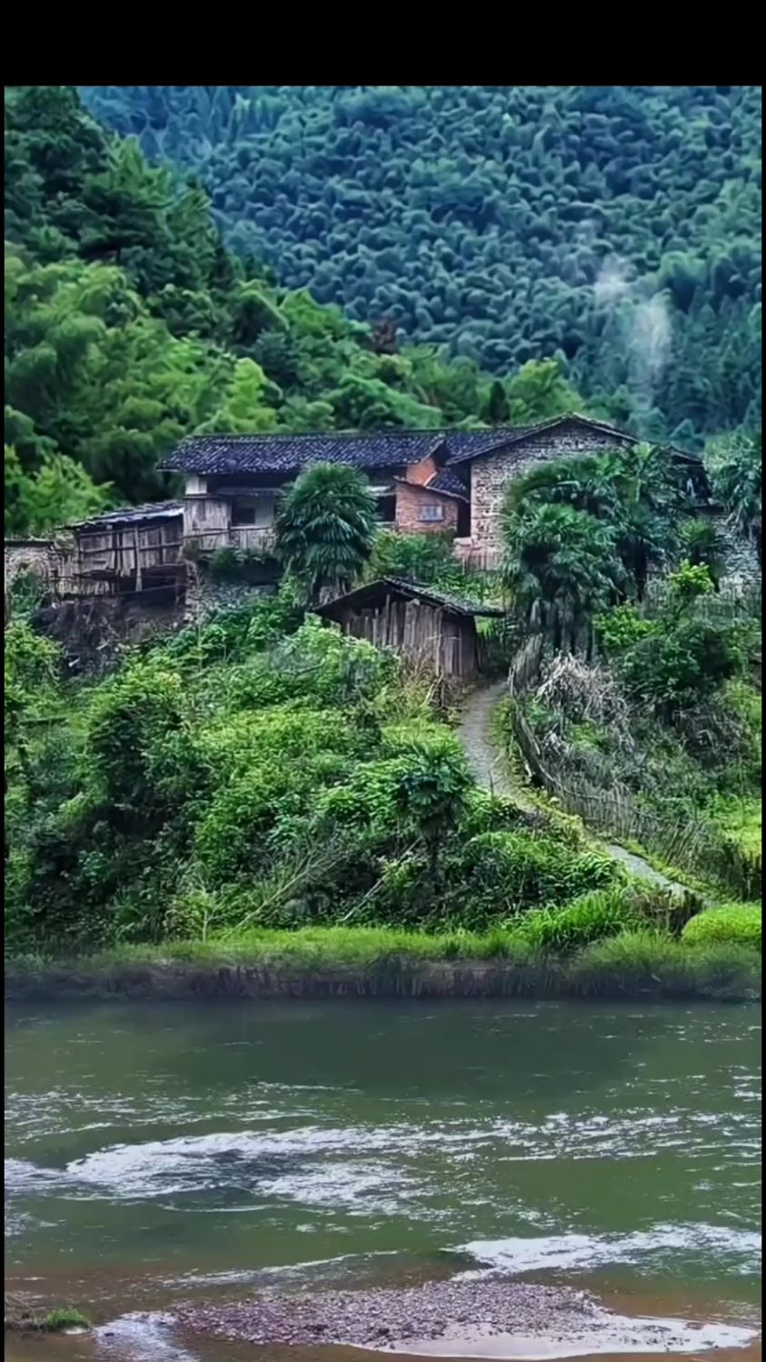 山清水秀,美丽的乡村,溪水长流,空气清新
