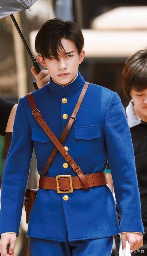 透过易烊千玺的军装,吴磊的络腮胡,我感受到了热血和男人味儿