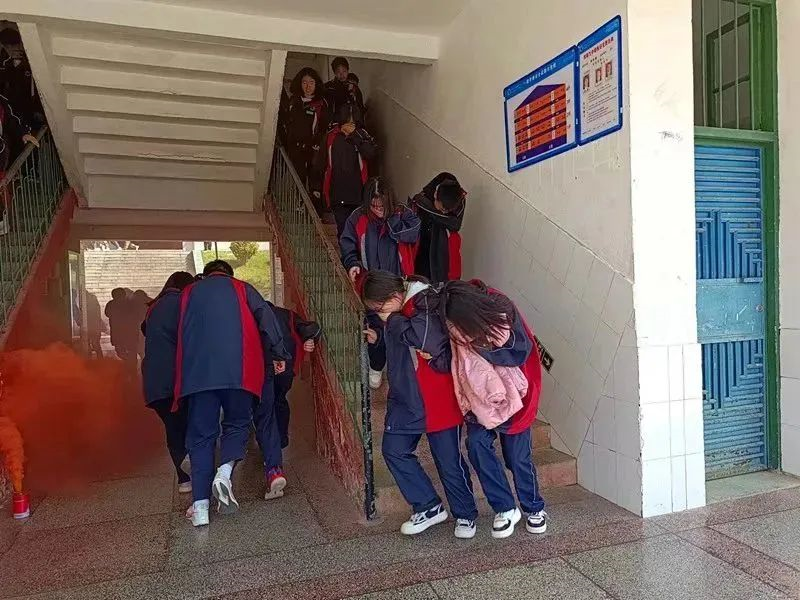 浏阳九中开展校园安全疏散演练