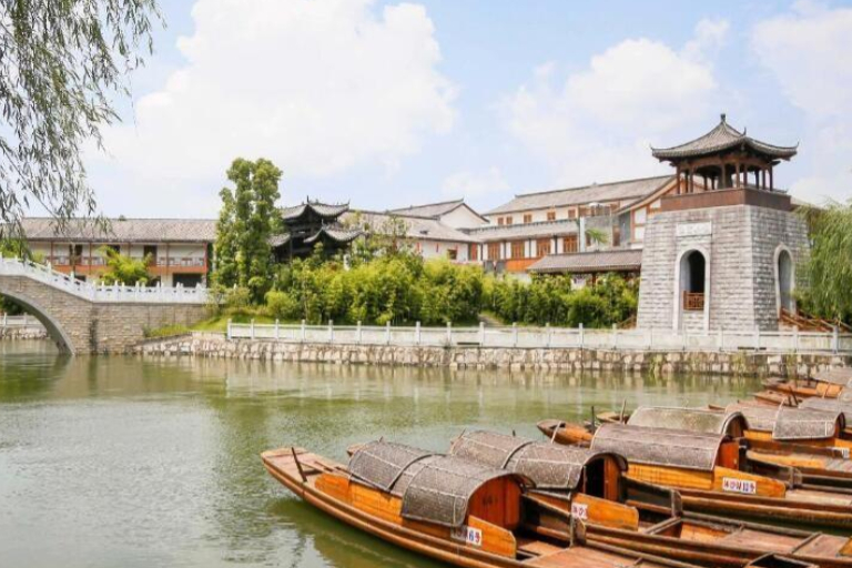 渔窑小镇是湖南湘阴县的一个仿古建筑"古镇",位于洋沙湖旅游景区,距离