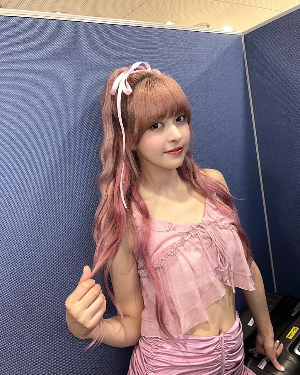 nmixx lily最新照片. 她身着粉色系吊带低胸装,性感又可爱!