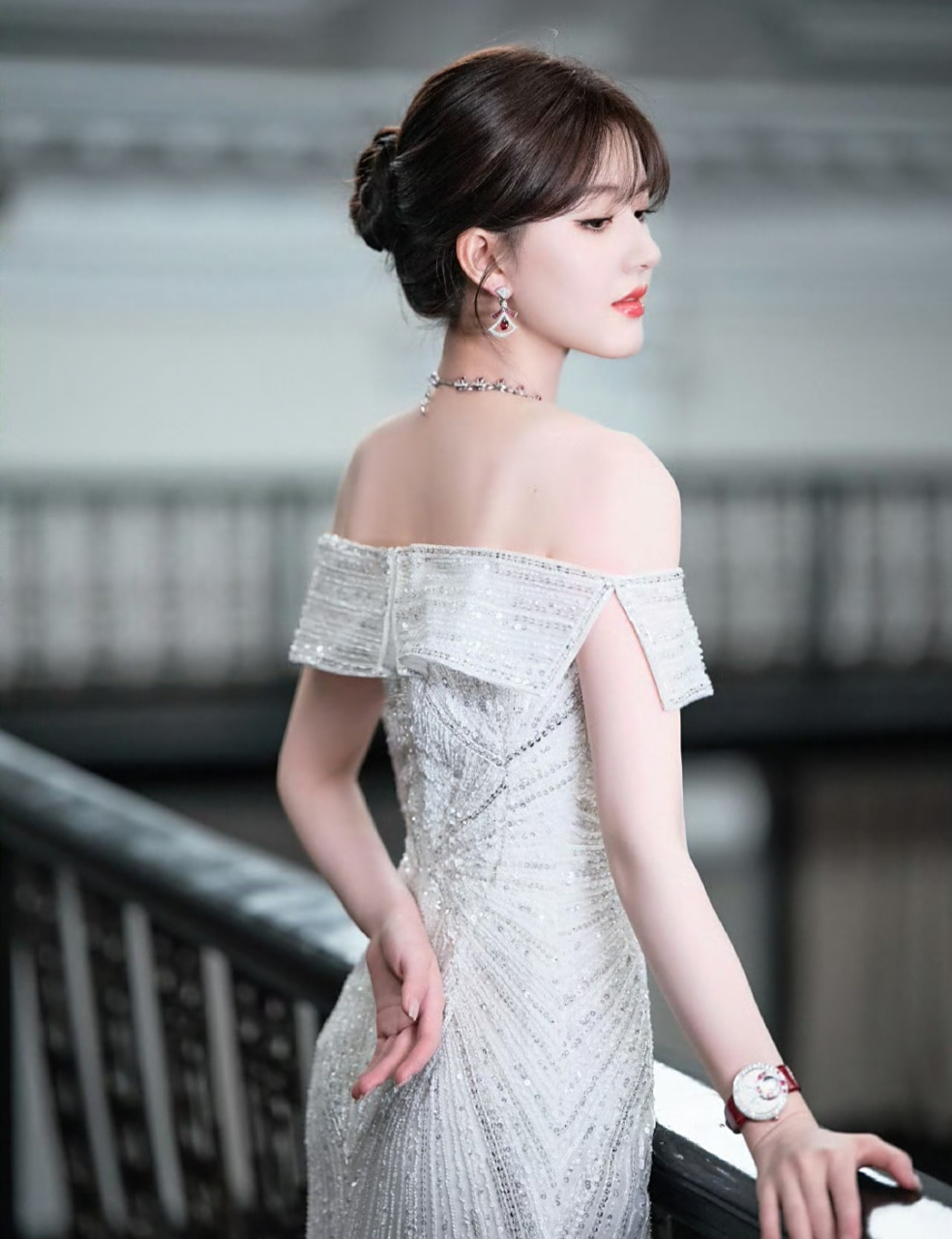 甜美可爱,清纯妩媚的#赵露思# 一袭白色亮片长裙,肤白貌美的容颜,窈窕