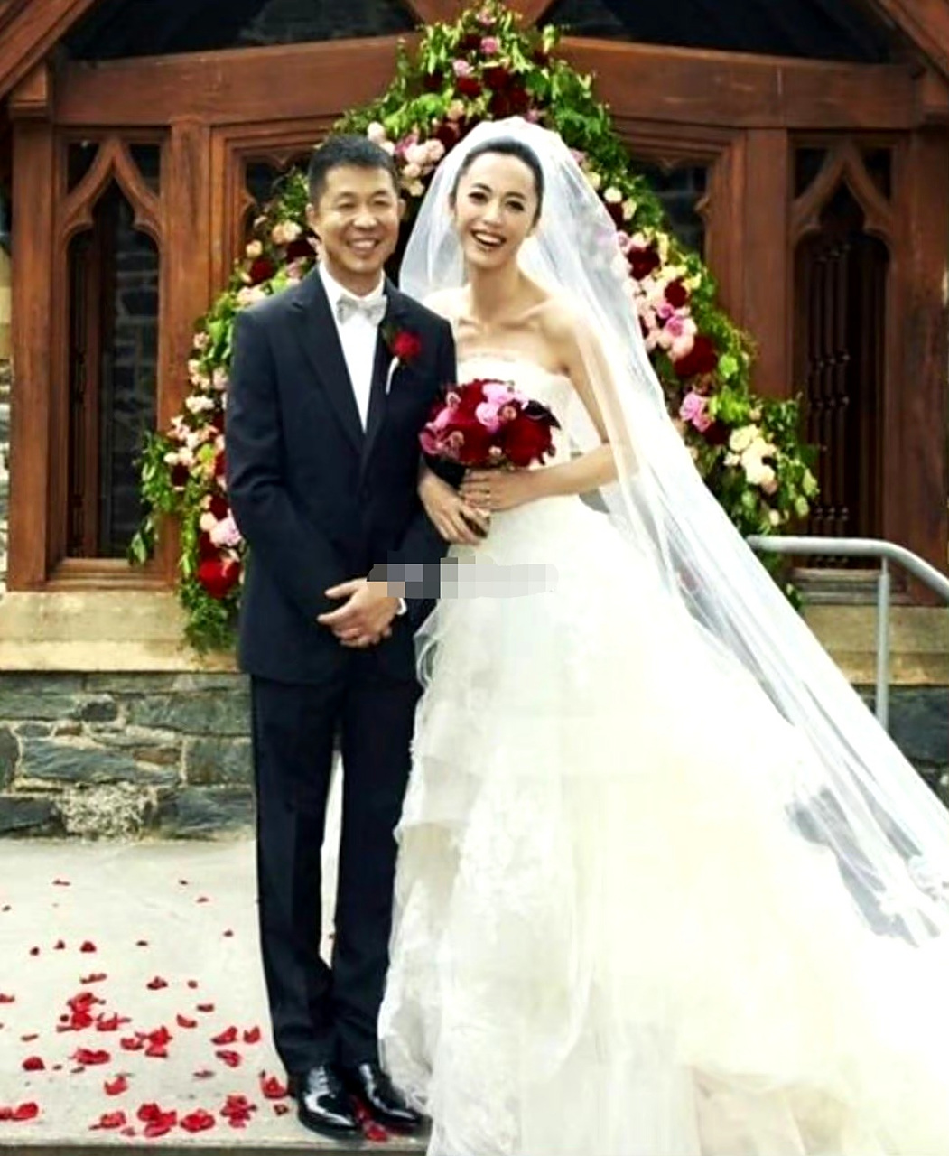 2014年,姚晨和凌潇肃离婚后转身嫁给了曹郁,但刚生完孩子,她就发现