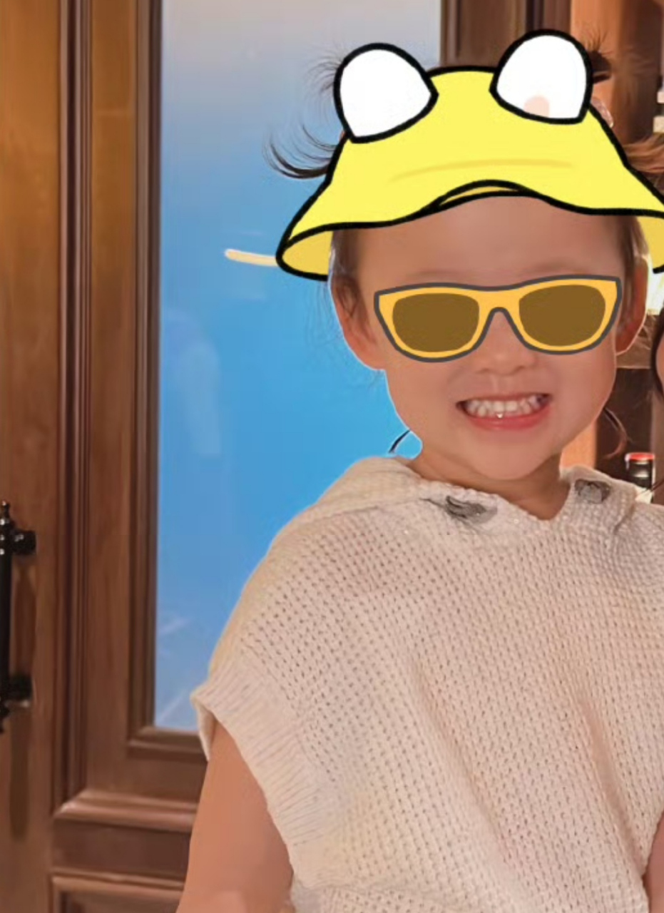 张馨月一家人到马来西亚度假,3岁女儿笑起来太像爸爸林峯,他们在当地