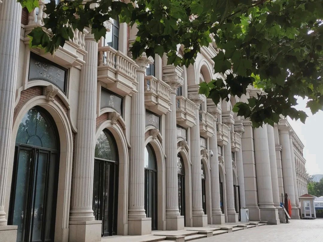 天津五大道中的一处广场,被誉为"小罗马",是一处打卡胜地