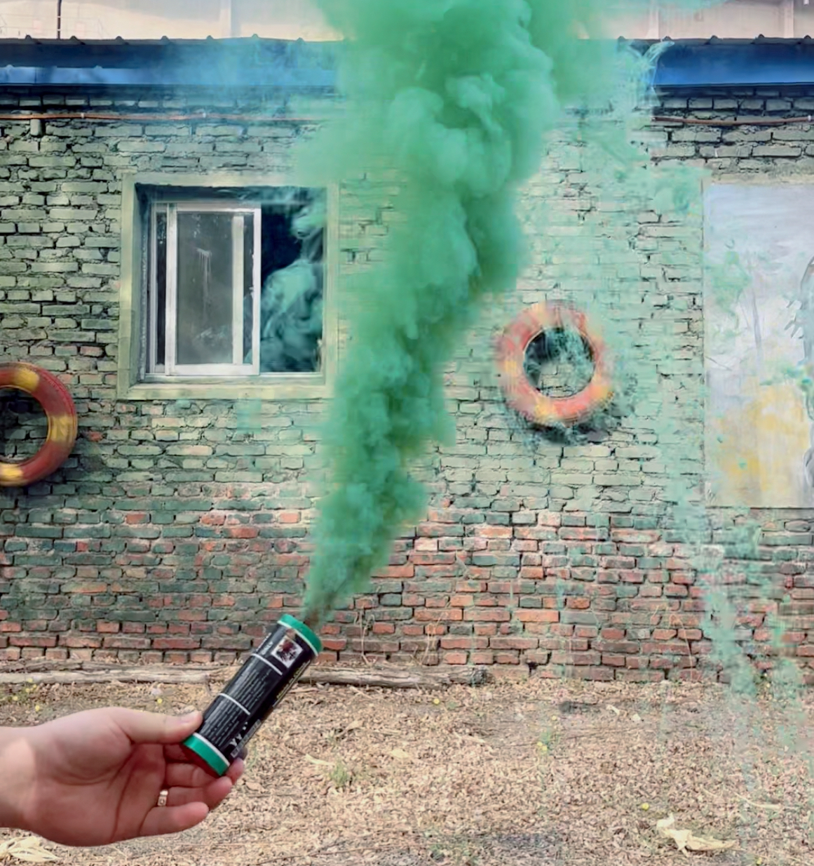 手拉的彩色烟雾棒怎么使用