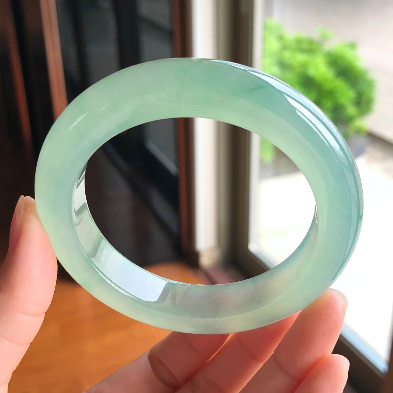 高冰晴底水足正装手镯 老坑高冰种,质地很冰润,很细腻,种水饱满,用料