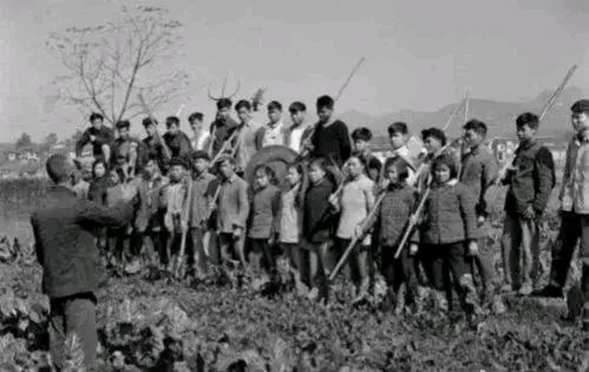 70年代初,生产队劳动时,留下的一张罕见老照片,镜头中的社员们站在地