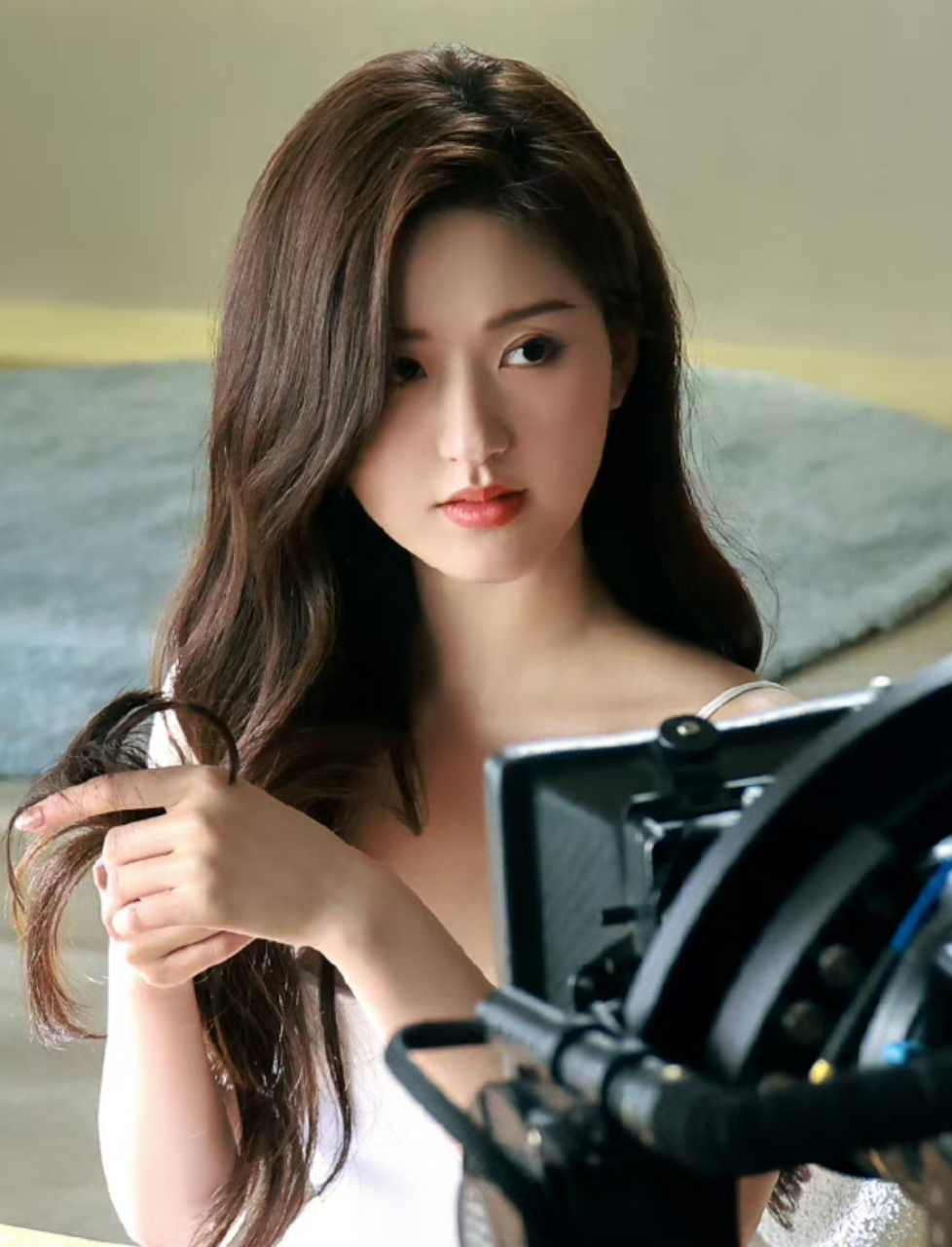 赵露思在片场拍摄,穿着白色礼服长发及腰,脸部状态无可挑剔,她新换的