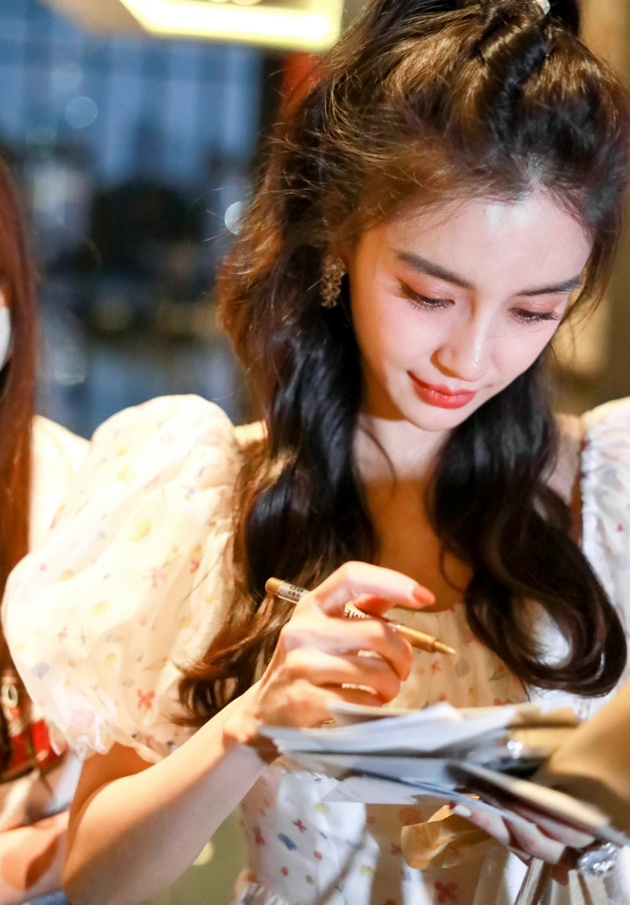 杨颖心动的信号白色碎花裙造型# 杨颖真的好甜好美啊,半扎高马尾