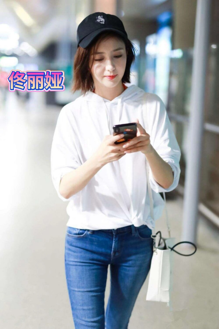 紧身牛仔裤搭配鸭舌帽,佟丽娅的少女时代[鼓掌]