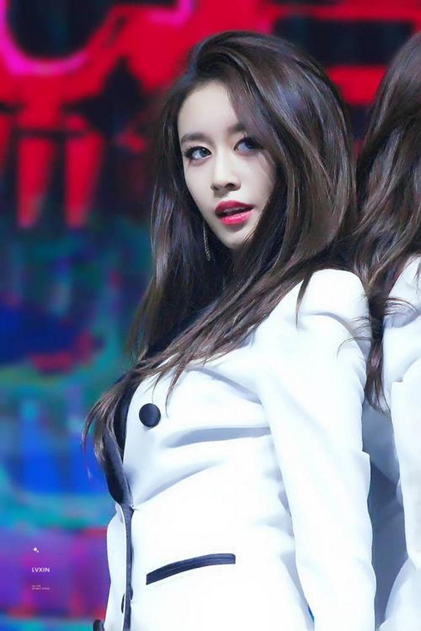 不暴露也可以性感#明星穿搭# #娱乐# #养眼美女# 朴智妍现场花絮合集