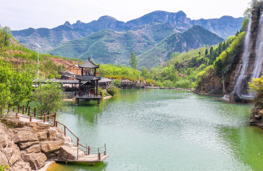 山东青州泰和山风景区的黄花溪,被誉为"小九寨",拥有壮丽的自然风光和