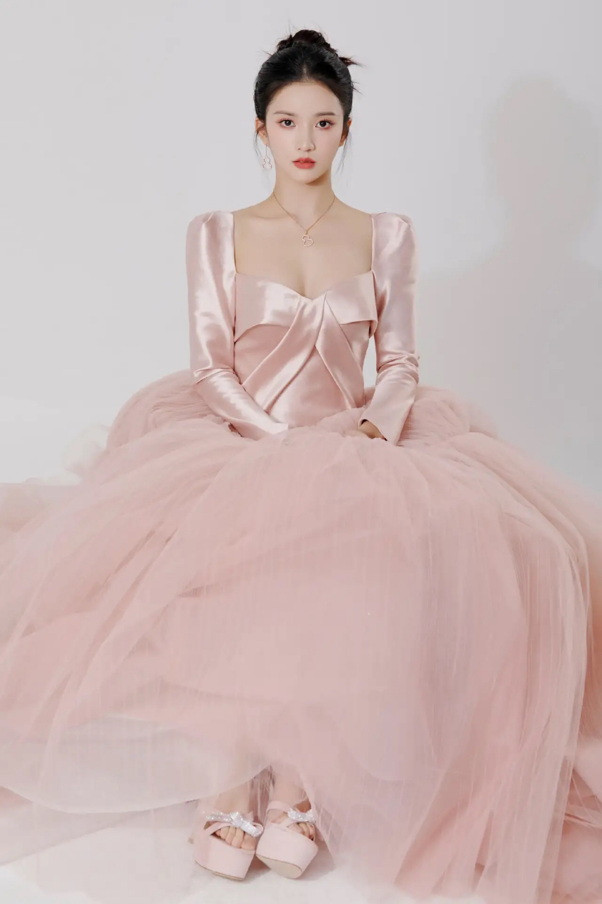 刘些宁金色宫廷风长裙闪耀,自然灵动,无限美好.