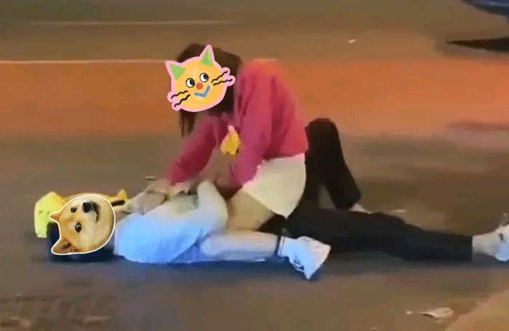 女子醉酒后当街骑坐在一名男子身上,疯狂强吻对方并强行脱其衣裤,嘴里