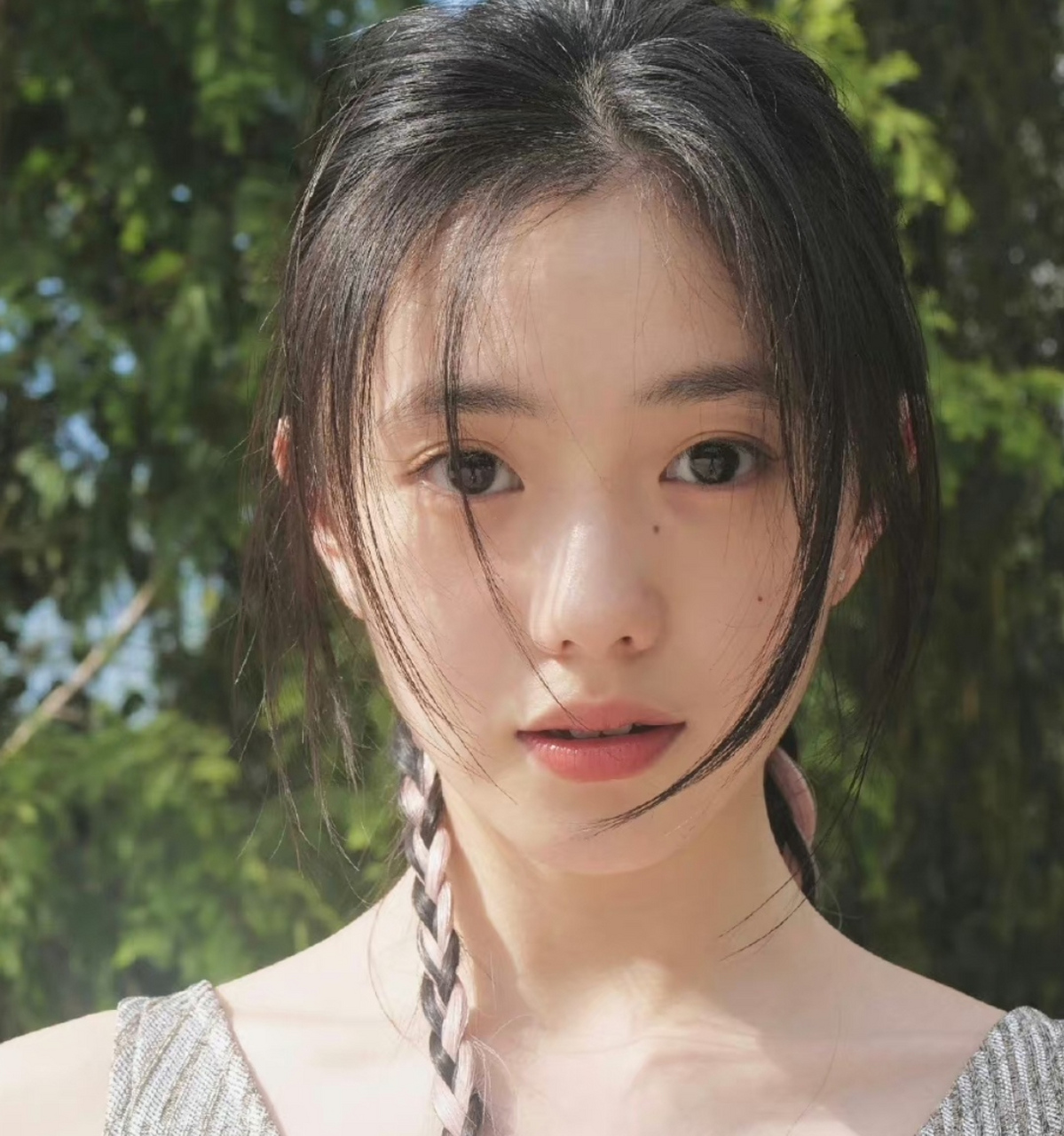 刘浩存又发自拍了,熟悉的白开水妆容,看起来清新无害特别淡然.