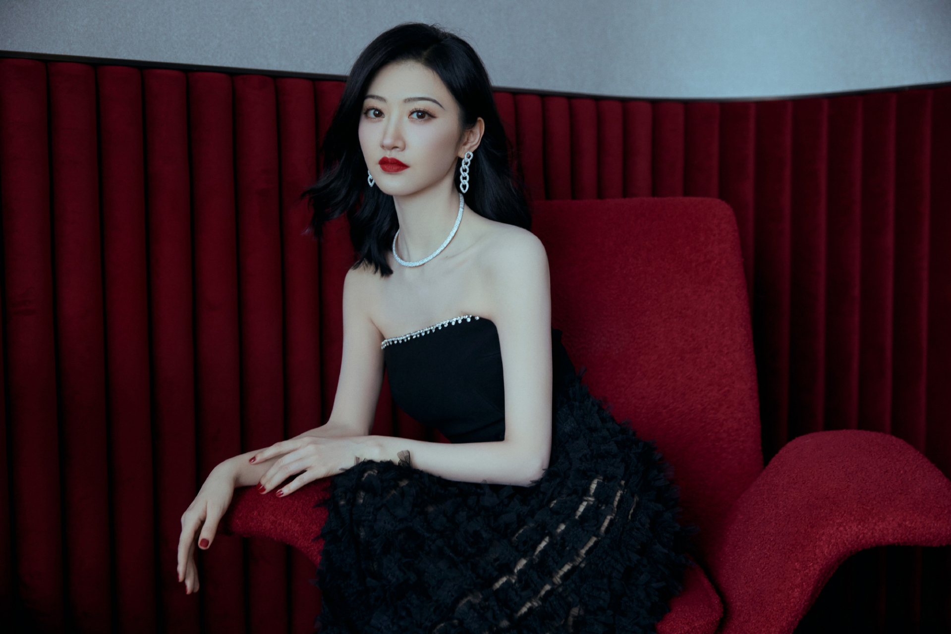 景甜一袭黑裙亮相腾讯视频年度发布会,身穿礼服来自rebecca vallance