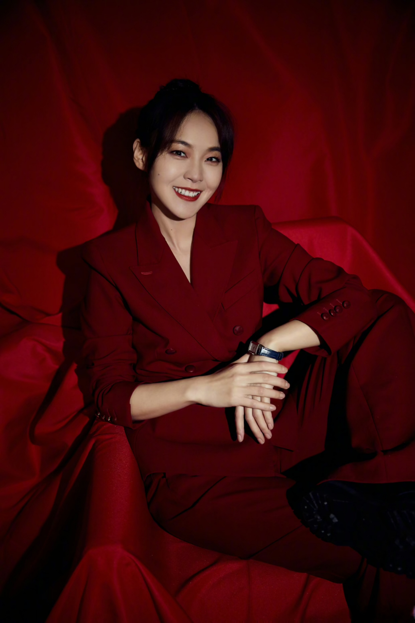 张佳宁太会了,选了一套红色西服套装,应景的同时又拉满气质