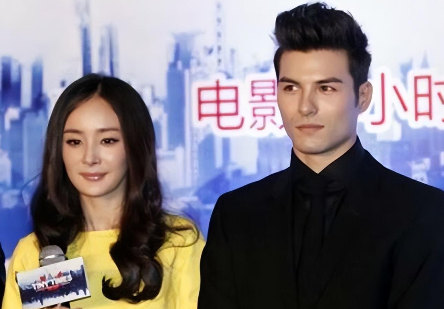 凤小岳妻子流产后公开露面,走出阴霾合拍时尚大片,对镜头秀恩爱