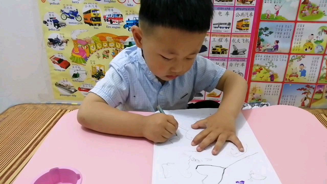 三岁半萌娃好认真画画,看看他能画出什么?