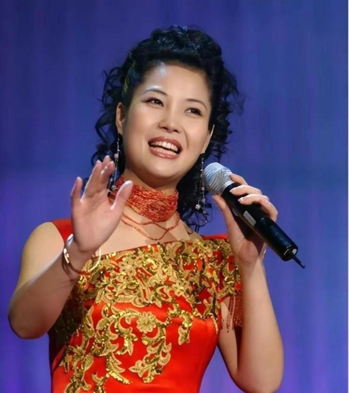 梦鸽表示,在我生命中最重要的人并非我的丈夫李双江,而是歌唱家魏金栋