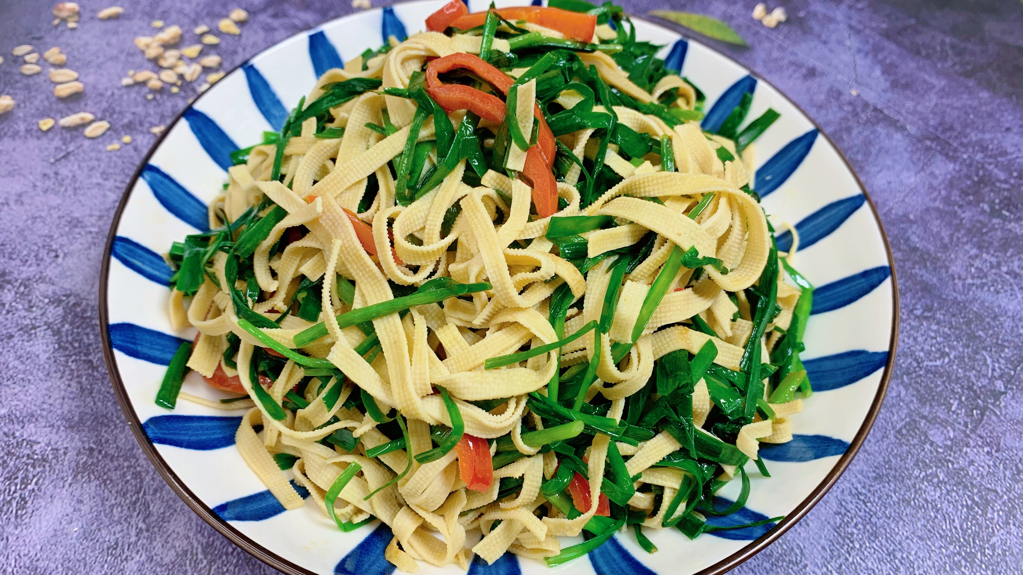 大厨教你韭菜炒干丝这样做,做法简单,鲜香味又美,下酒又下饭