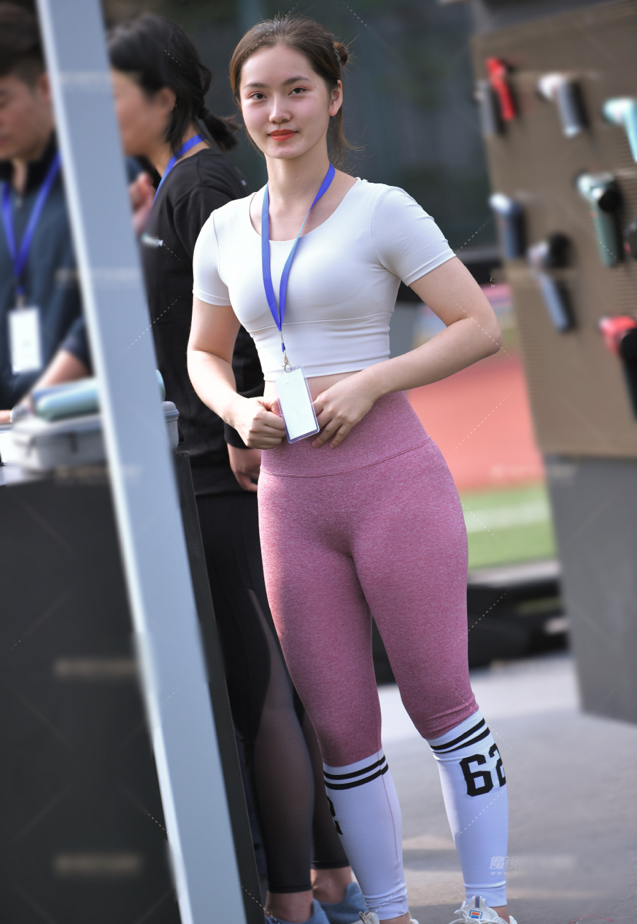 瑜伽裤街拍,展会上的瑜伽裤小姐姐,真健壮!