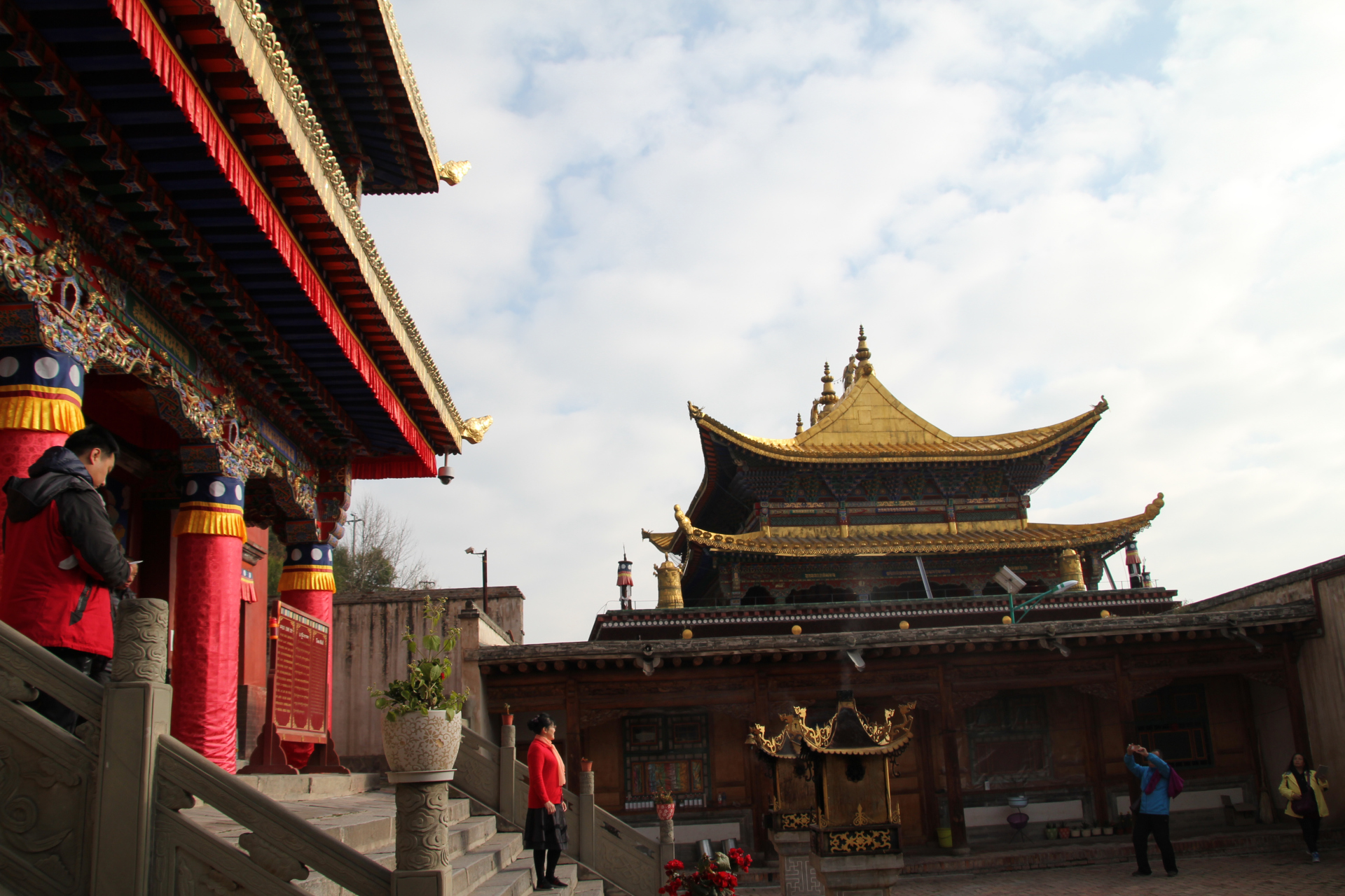 塔尔寺里寺庙太多,不是信众,无法区分.