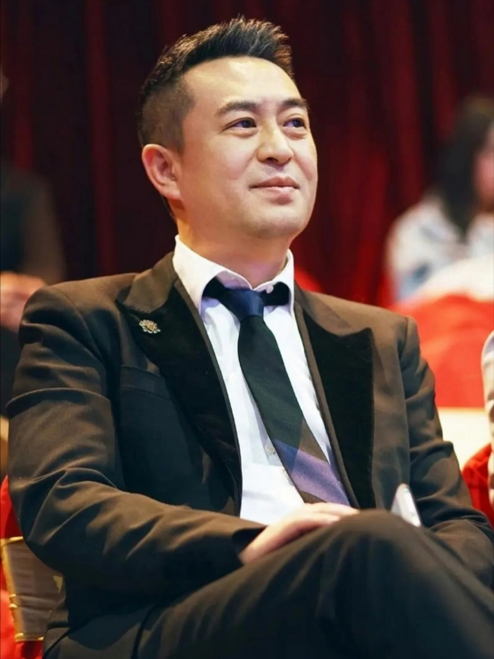 张嘉译出生于陕西省西安市,祖籍陕西省安康市,毕业于北京电影学院