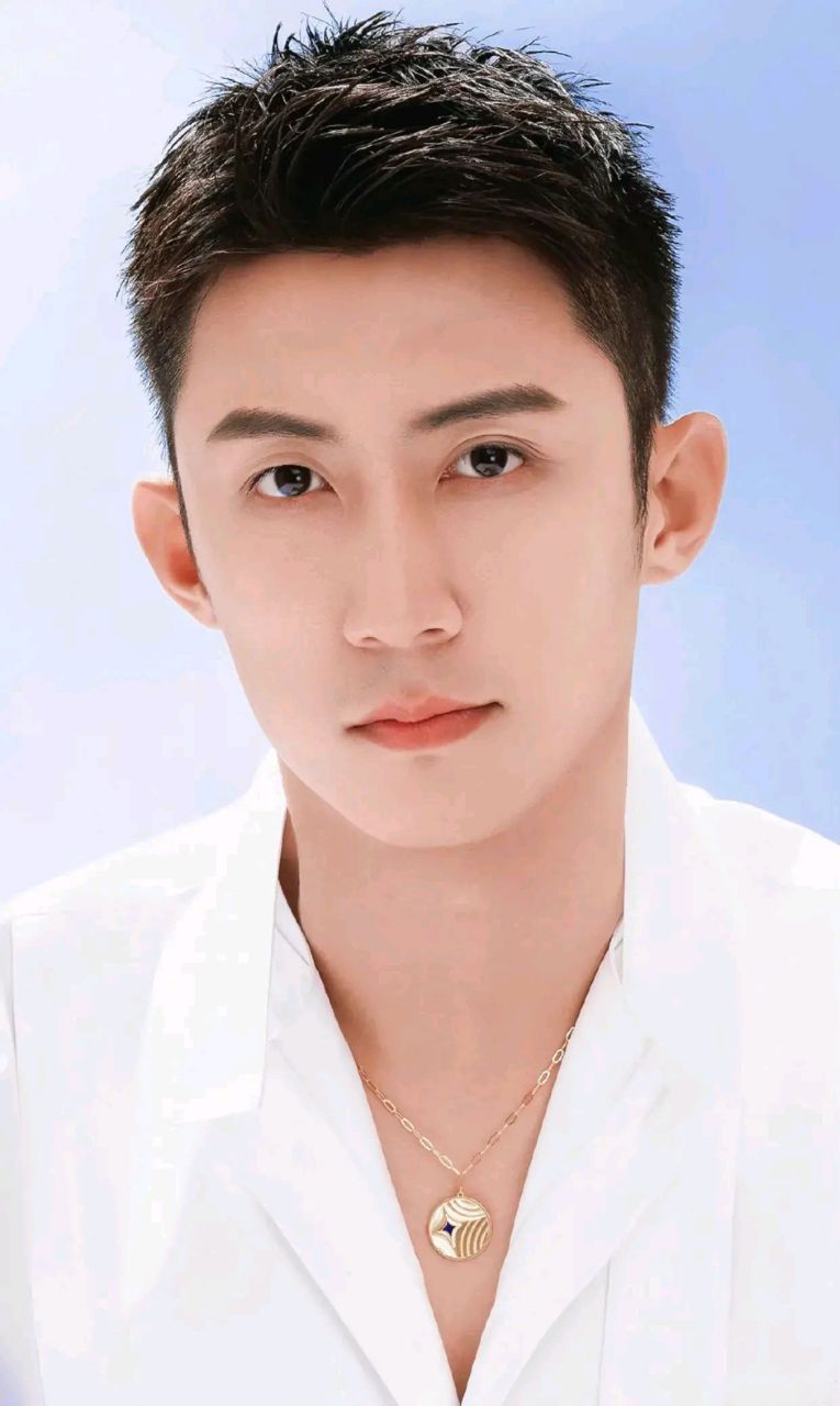 近日,有媒体拍到演员唐晓天谈恋爱,带女友去迪厅,细心的网友发现,在这