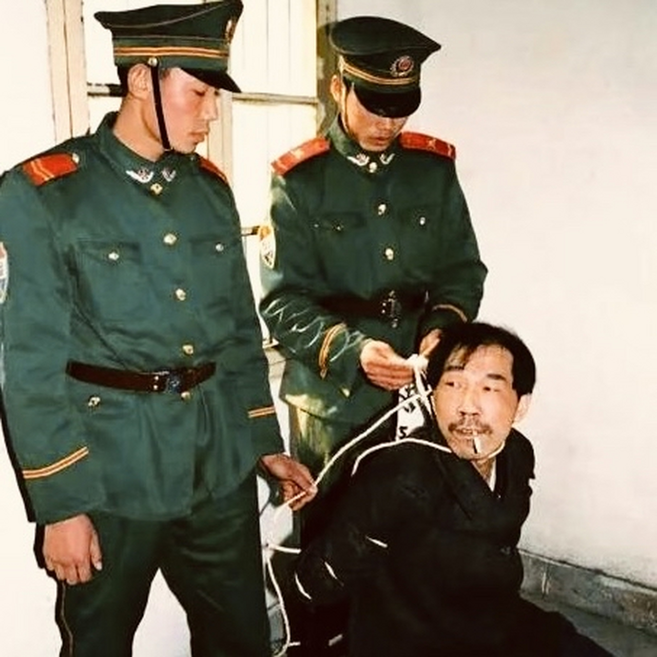 1999年即将被执行死刑的法子英,法警正在给他做临刑前的准备,但他似乎