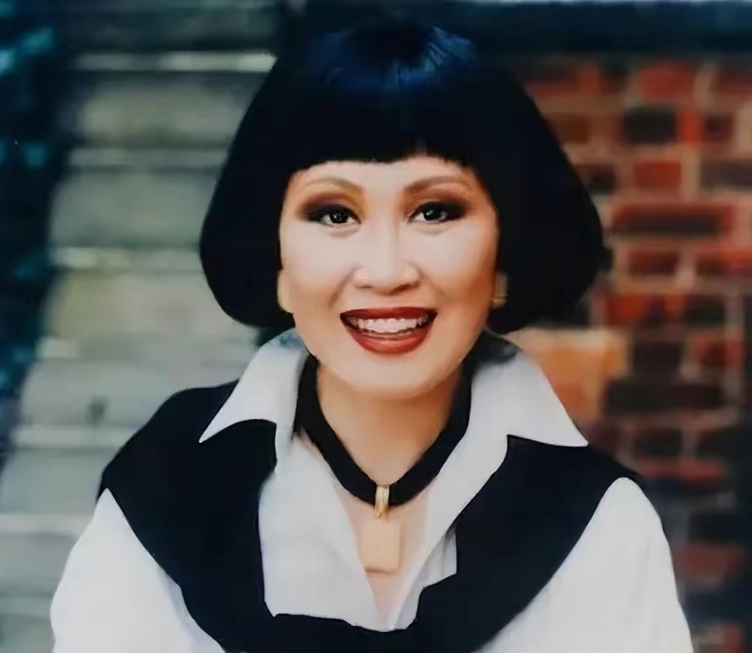 77岁靳羽西与男友的合影 两人手挽手,穿着情侣装,小她16岁男友高大