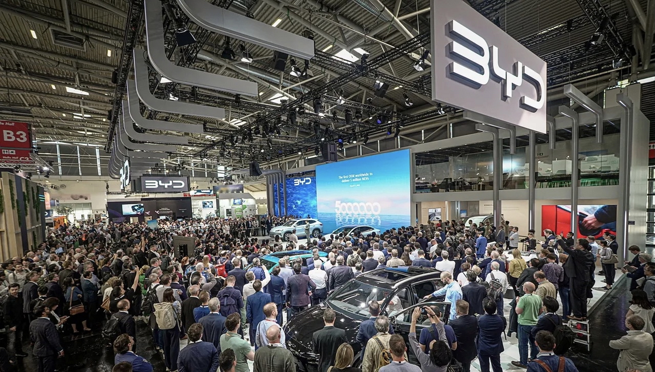 设计总监艾格面对众人侃侃而谈比亚迪的设计.