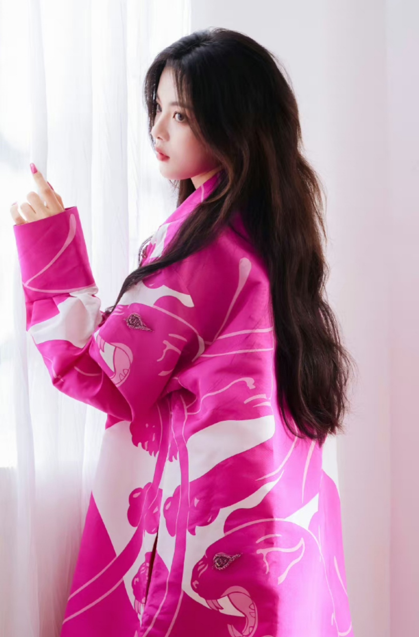 杨超越拍摄粉色系大片,有种回到春天桃花盛开的感觉,满满的青春元气